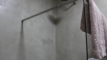 Buồng tắm vòi sen, khăn tắm