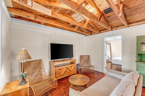 TV - Welcome to Sea Shed! Rustic chic meets old-beach Panama City Beach. (Panama City Beach)