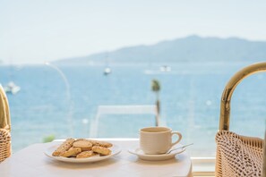 Habitación estándar con 1 cama matrimonial o 2 individuales, balcón, vista al mar | Área de sala de estar | Televisión LED de 70 cm con canales digitales 