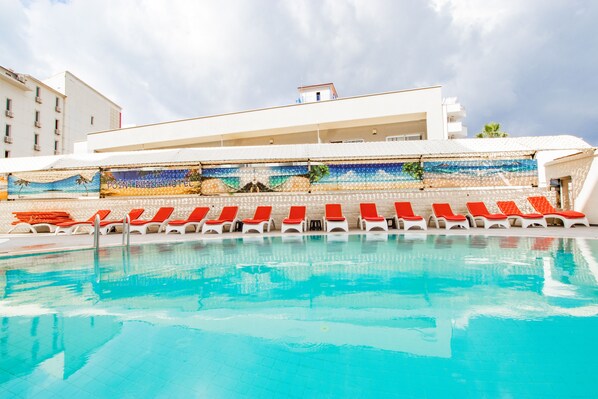 Piscine extérieure (ouverte en saison)