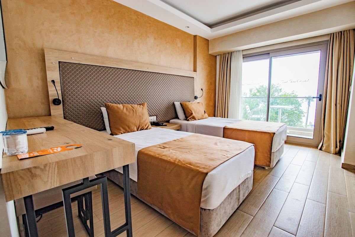 Minibar, desk, soundproofing, WiFi (free)