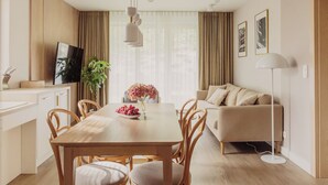 Premium-Apartment, barrierefrei, zum Garten hin | Wohnbereich | 55-Zoll-Smart-TV mit Satellitenempfang, Netflix, Streaming-Dienste