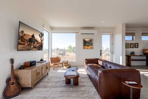 TV, stereo, offices - Casita Siesta By Homestead Modern (Yucca Valley)