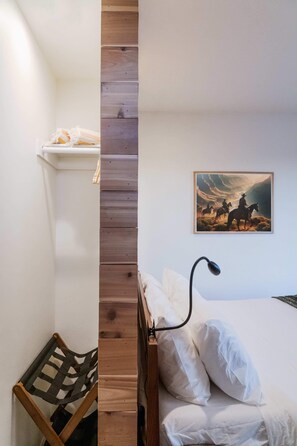 1 chambre, bureau, fer et planche Ă repasser, lit parapluie