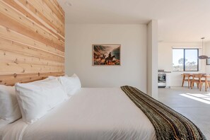 1 habitación, escritorio, tabla de planchar con plancha y cuna de viaje 