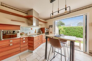 Een koelkast, een magnetron, een oven, een vaatwasser