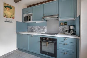 Køleskab, mikrobølgeovn, ovn, kaffe-/temaskine