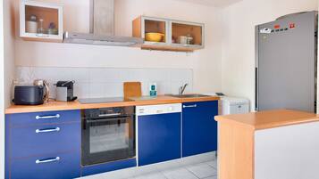 Een koelkast, een microgolfoven, een oven, een vaatwasser