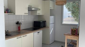 Microondas, placa de cocina, lavavajillas
