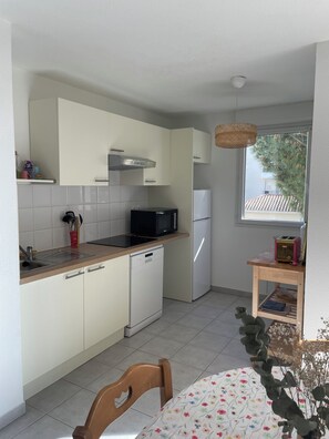 Eine kleine Küche mit Mikrowelle, Toaster und Geschirrspüler.