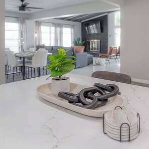 Dining - Buccaneer's Retreat - Mins from R/J Stadium (Tampa)