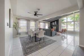 Interior - Buccaneer's Retreat - Mins from R/J Stadium (Tampa)