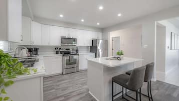 Køleskab, mikrobølgeovn, ovn, kogeplade