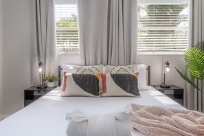 3 bedrooms, desk, iron/ironing board, WiFi - Buccaneer's Retreat - Mins from R/J Stadium (Tampa)