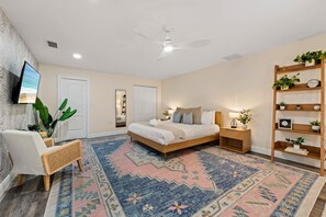 5 chambres, bureau, fer et planche à repasser, lit de bébé portatif