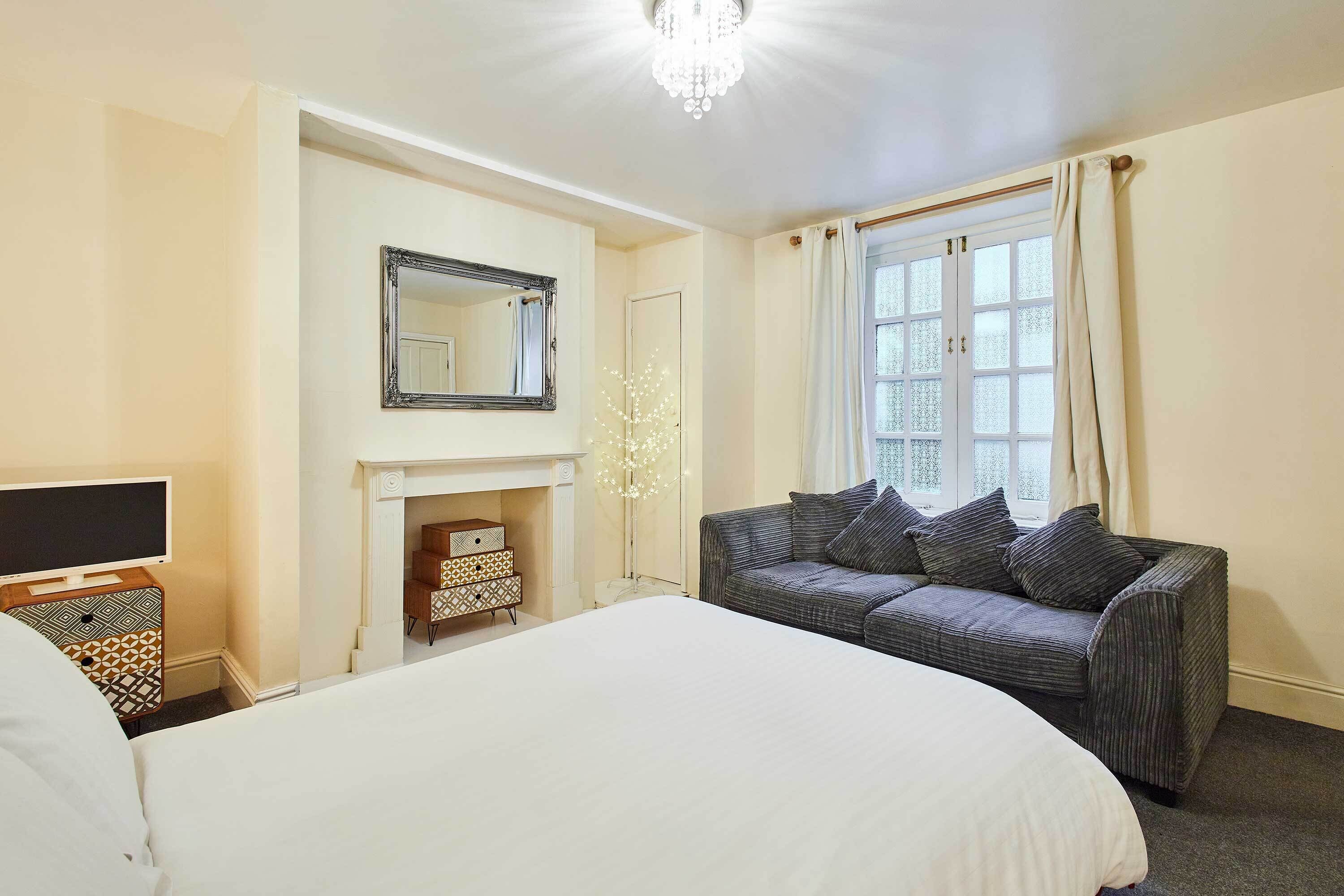 1 bedroom, desk, WiFi, bed sheets