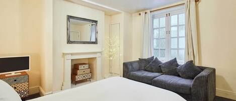 1 bedroom, desk, WiFi, bed sheets