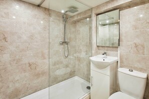 تجهيزات دش، مجففات شعر، مناشف، شامبو