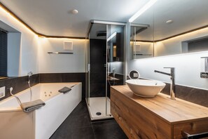 Comfort Condo, Balcony | Bathroom | Separate bathtub and shower, hair dryer, towels, soap - Apartment KANNE village center Zermatt (Zermatt)