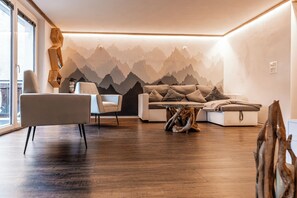 Appart'hôtel Confort, balcon | Coin séjour | Télévision à écran plat, jouets, services de streaming