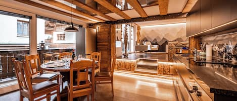 Appart'hôtel Confort, balcon | Coin séjour | Télévision à écran plat, jouets, services de streaming