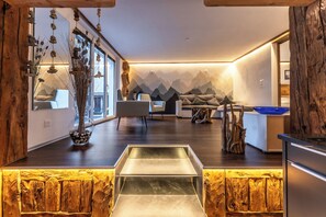 Appart'hôtel Confort, balcon | Coin séjour | Télévision à écran plat, jouets, services de streaming