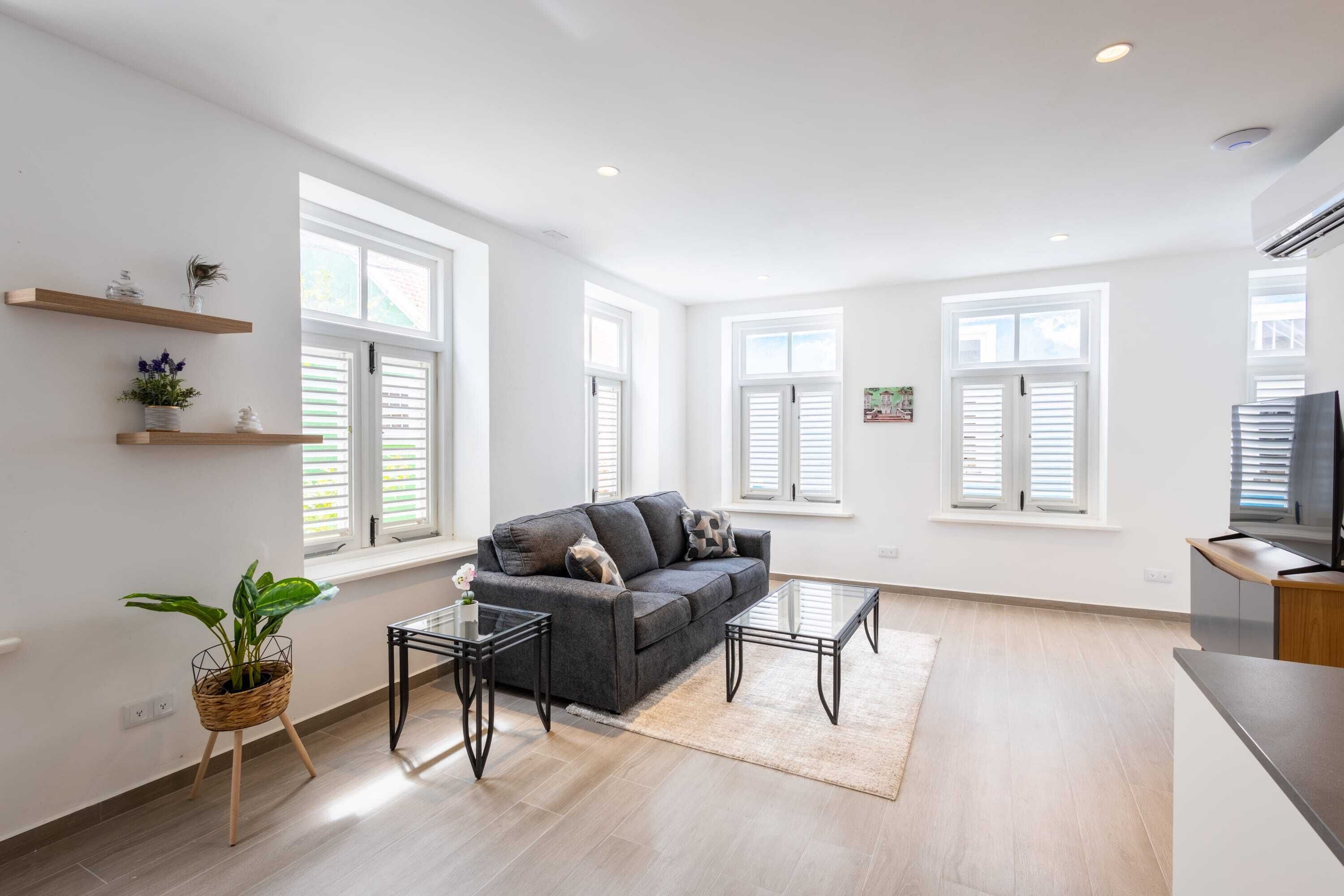 Televisión y oficina 