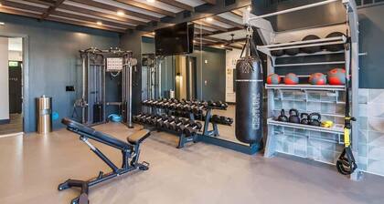 Comfortable 1BR Suite w Pool, Parking, Gym 02