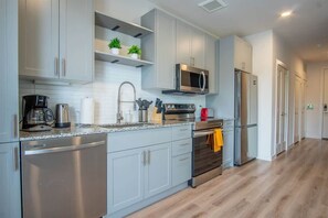 Kjøleskap, mikrobølgeovn, ovn og kokeplater