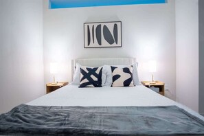 1 bedroom, iron/ironing board, WiFi, bed sheets - Boulevard Stays Comfortable 1BR Suite w Pool, Parking, Gym 04 (Dallas)