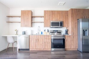 Fridge, microwave, oven, stovetop - Boulevard Stays Comfortable 1BR Suite w Pool, Parking, Gym 05 (Dallas)