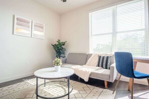 TV, offices - Boulevard Stays Comfortable 1BR Suite w Pool, Parking, Gym 05 (Dallas)