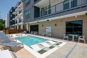 Pool - Boulevard Stays Comfortable 1BR Suite w Pool, Parking, Gym 05 (Dallas)