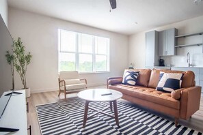 TV, offices - Comfortable 1BR Suite w Pool, Parking, Gym 08 (Dallas)