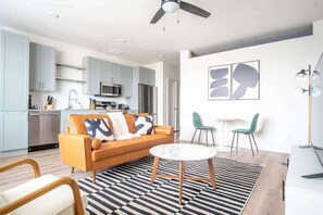 TV, offices - Comfortable 1BR Suite w Pool, Parking, Gym 08 (Dallas)