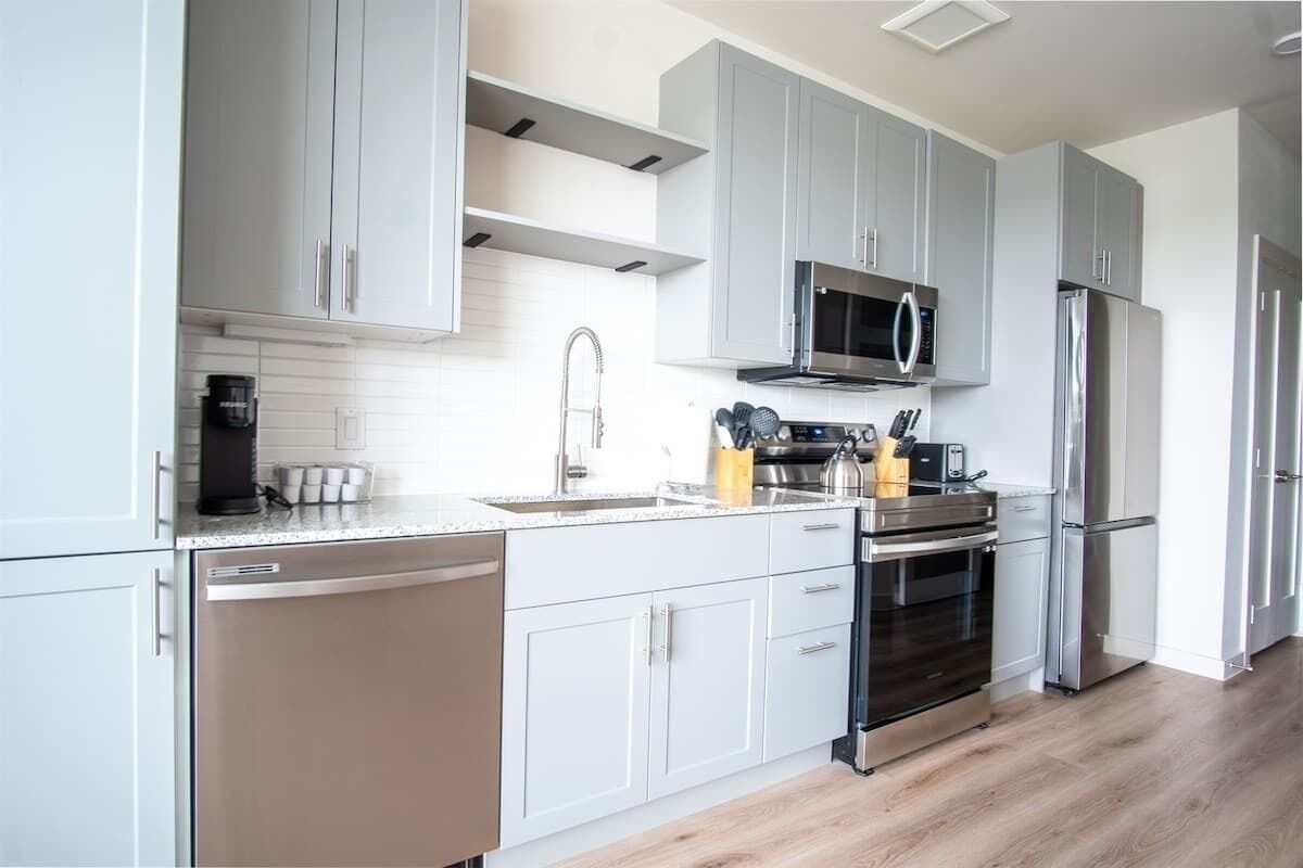 冷蔵庫、電子レンジ、オーブン、コンロ