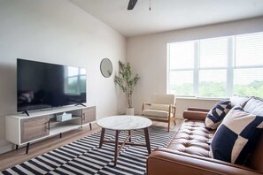 TV, offices - Comfortable 1BR Suite w Pool, Parking, Gym 08 (Dallas)