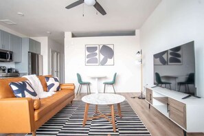 TV, offices - Comfortable 1BR Suite w Pool, Parking, Gym 08 (Dallas)