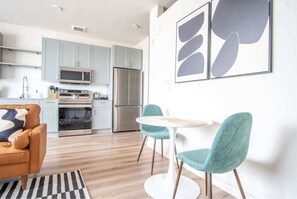 Interior - Comfortable 1BR Suite w Pool, Parking, Gym 08 (Dallas)