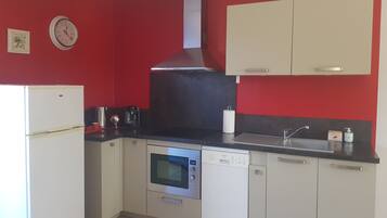 Een koelkast, een microgolfoven, een oven, een kookplaat