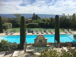 Outdoor pool - Appartement au 1er Étage D'un Bastidon Situé Dans une Résidence Avec Piscine (Gordes)
