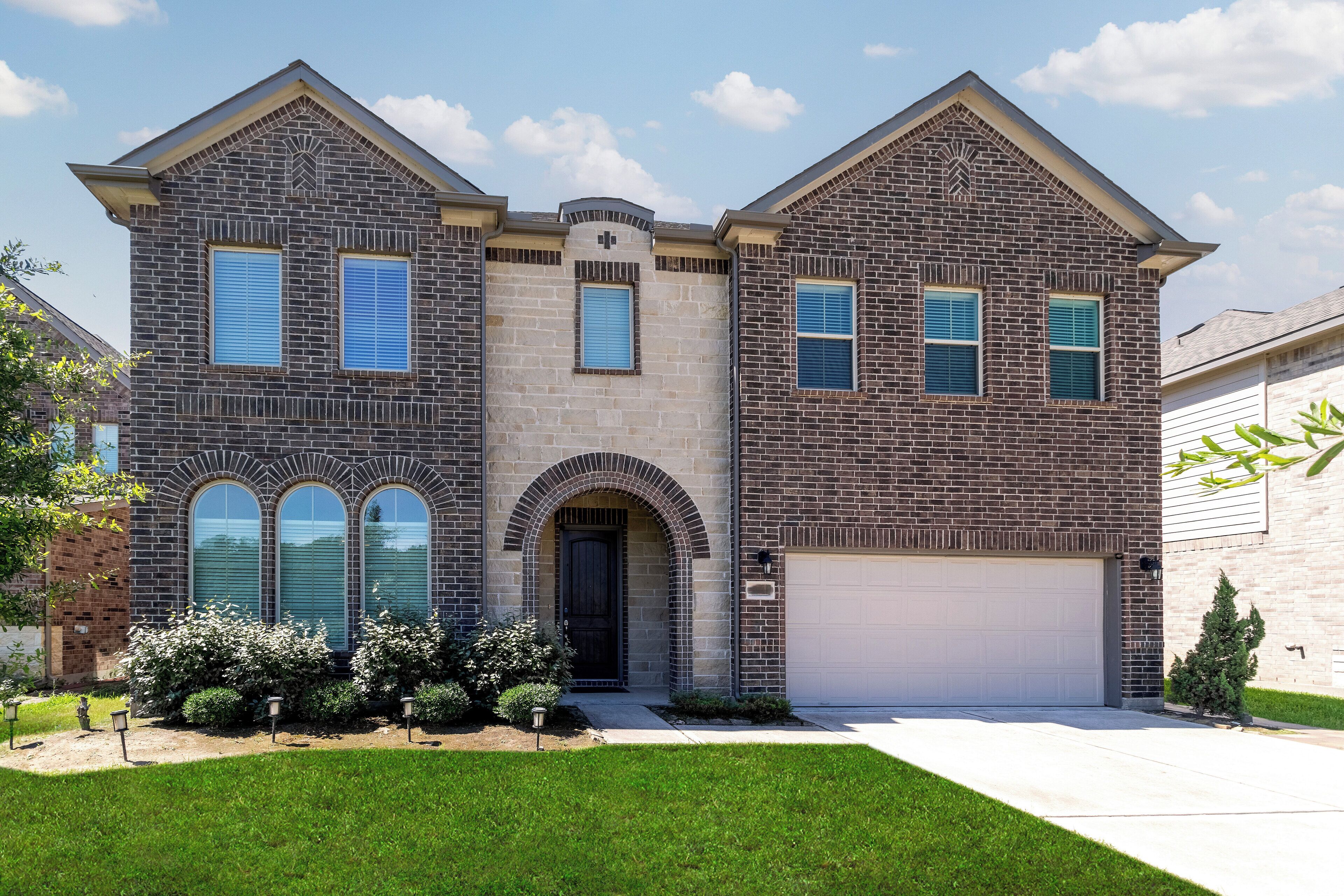 Lakeview Mansion – A Chic, Waterfront Estate for 10 w/ Hot Tub, Pet Friendly!