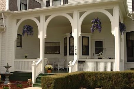 Exterior. Beautiful King Size Bed, private bath and breakfast included