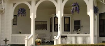 Beautiful King Size Bed, private bath and breakfast included