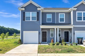 Exterior - Cozy Luray Townhome Getaway 3 Bedroom Townhouse by RedAwning (Luray)