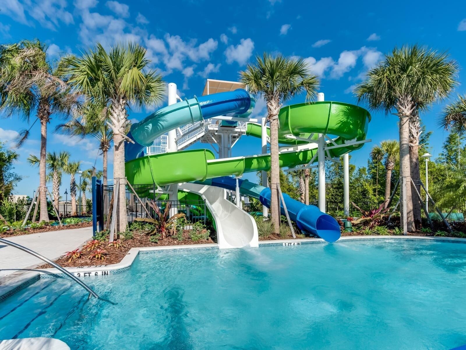 Ein Wasserpark mit mehreren Wasserrutschen und einem Schwimmbecken.