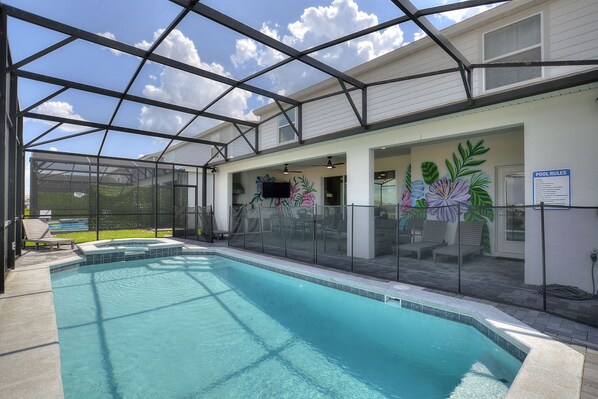 Una piscina cubierta con zona acondicionada, agua cristalina y señal con las normas de la piscina.