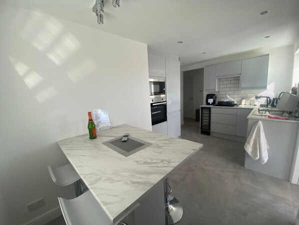 Ferienhaus | Eigene Küche | Kühlschrank, Mikrowelle, Ofen, Herdplatte