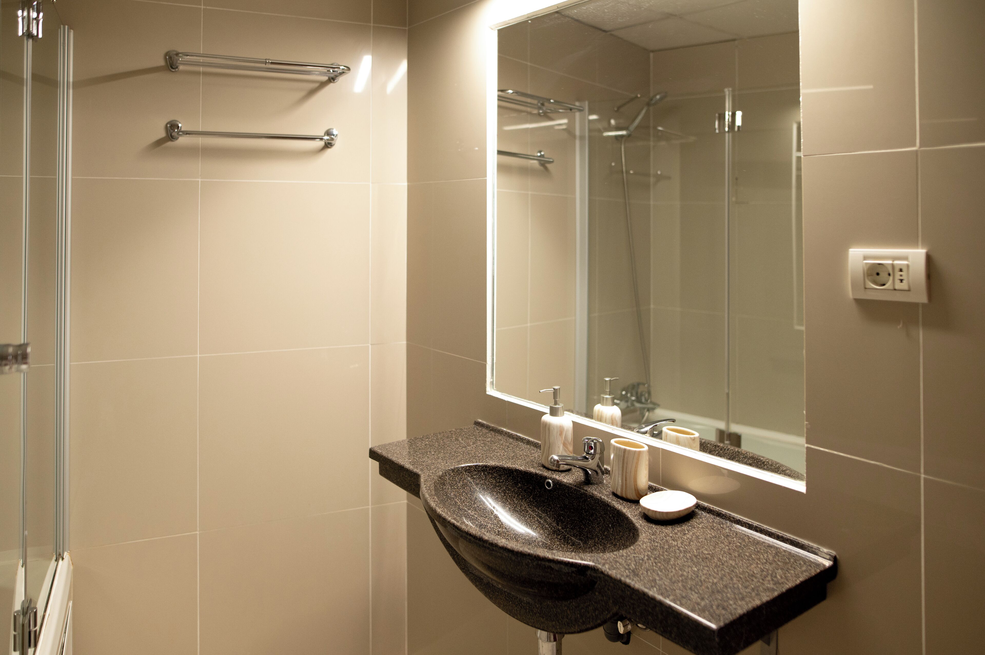 Classic Apartment | Bathroom | Slippers, soap, shampoo, toilet paper