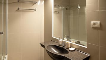 Classic Apartment | Bathroom | Slippers, soap, shampoo, toilet paper